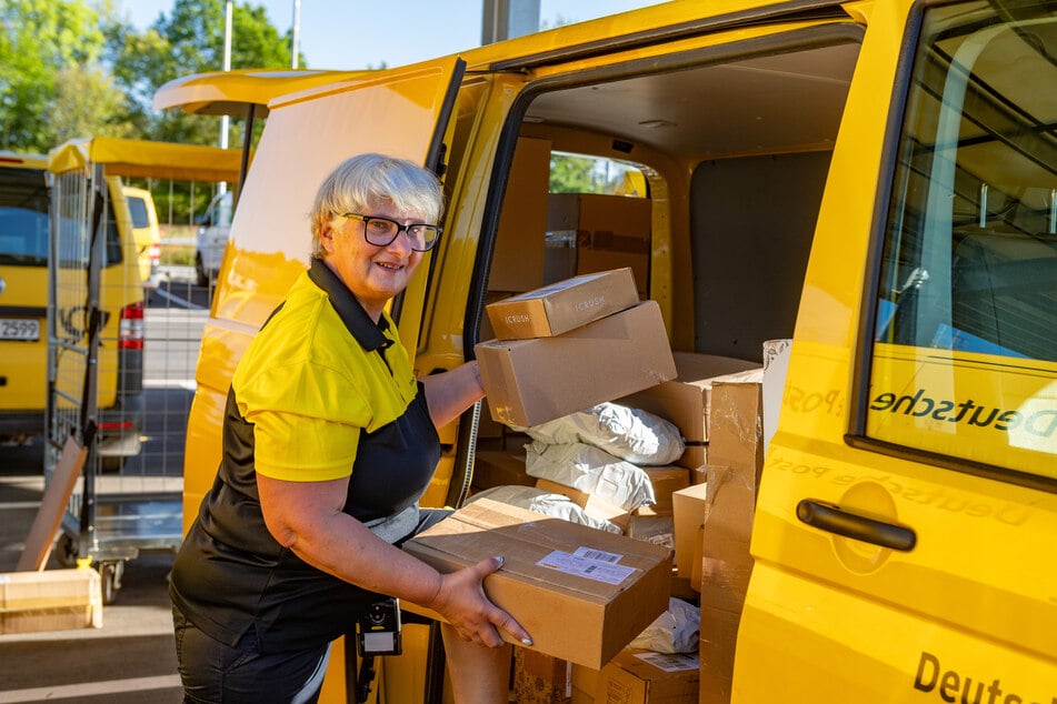Rund 80 Zusteller sind bereits seit Mitte August am neuen DHL-Zustellstützpunkt in Bannewitz im Einsatz - darunter auch Katrin M. (56).