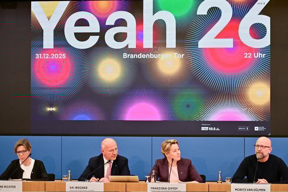 Partypeople: Bürgermeister Kai Wegner (53, CDU, 2.v.l.) und Franziska Giffey (47, SPD, 2.v.r.) verkünden das Motto der diesjährigen Feier.