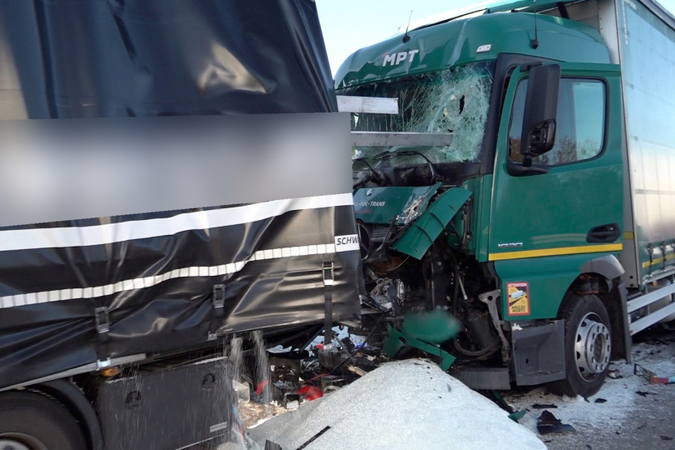 Unfall A2: Karambolage auf der A2: Drei Lastwagen krachen ineinander