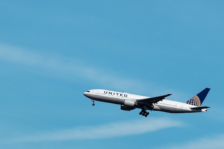 Ein United-Airlines-Flugzeug hebt in Frankfurt/Main ab. (Symbolbild)