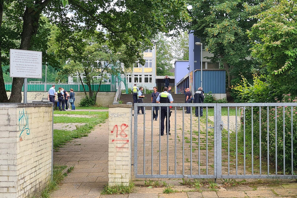 Polizisten stehen im Eingangsbereich der Realsschule in Essen, wo am Freitag mehrere Schüler bewusstlos wurden, nachdem sie eine unbekannte Flüssigkeit getrunken hatten.