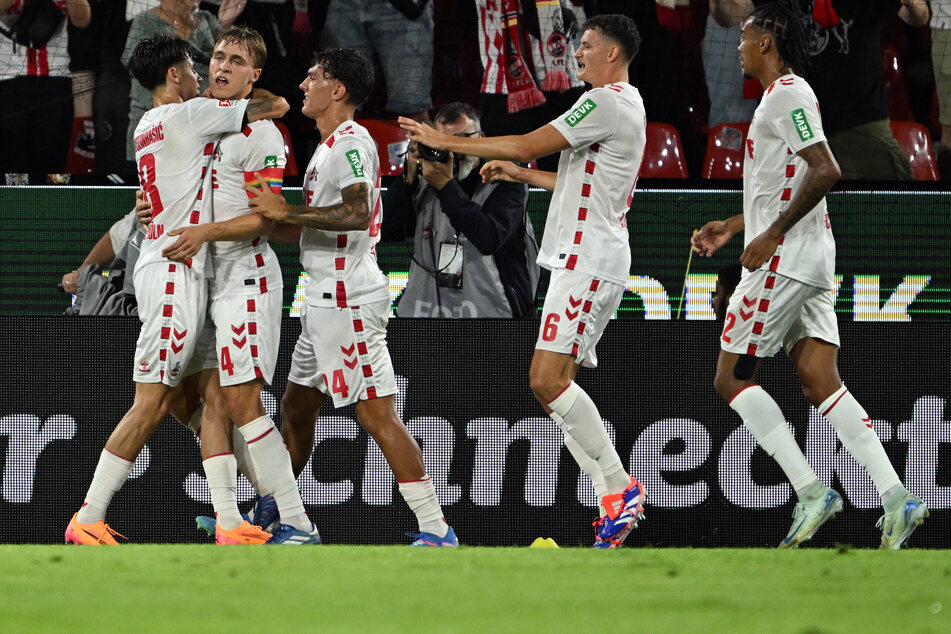 Die Spieler des 1. FC Köln bejubeln das 1:0 durch Timo Hübers (28)