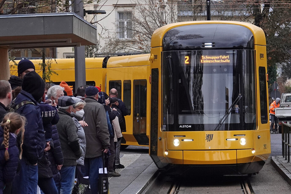 Mehr Komfort durch neue Straßenbahnen: DVB schicken erste Wagen auf die Schienen