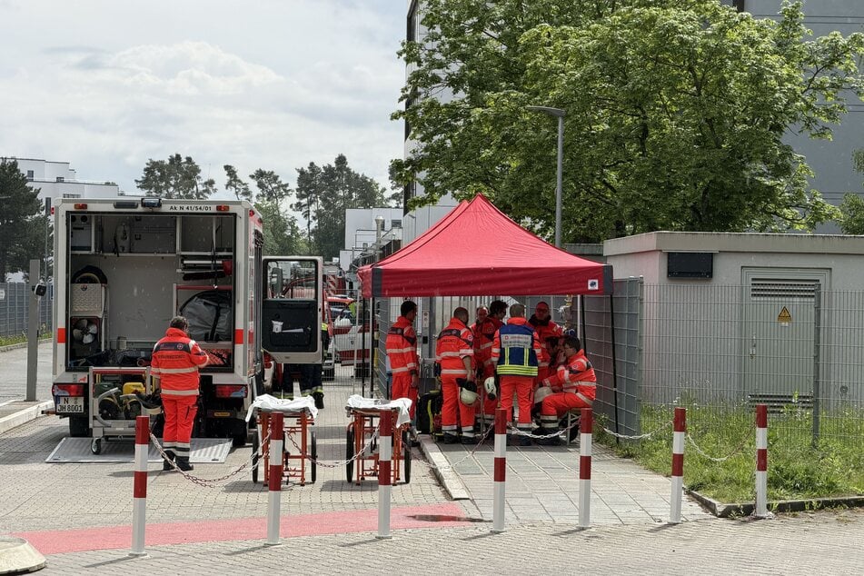 Die Feuerwehr ist mit einem Großaufgebot vor Ort.