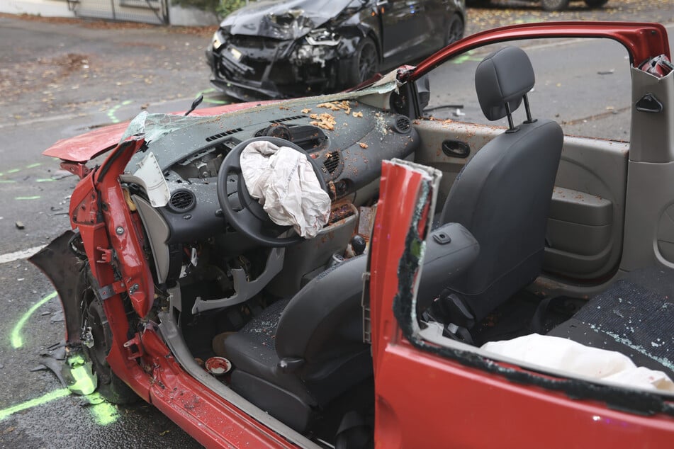 Der Renault Twingo wurde bei dem Crash derart beschädigt, dass die Feuerwehr das Dach mit Spezialwerkzeugen herausschneiden musste.