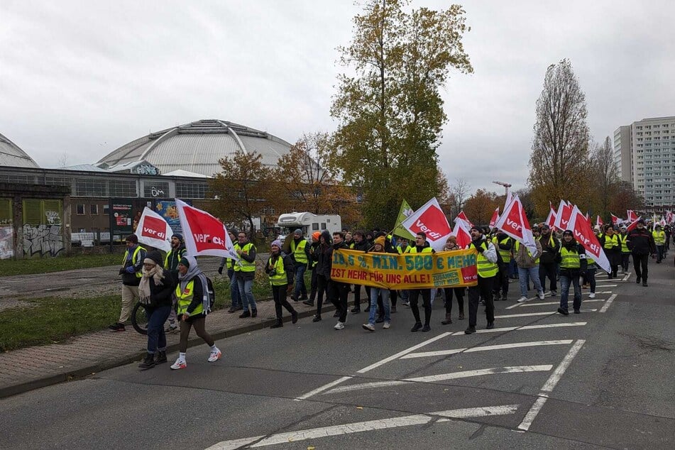 Etwa 300 Beschäftigte zogen von der Liebigstraße unter anderem am Kohlrabizirkus entlang, Verdi fordert für die Beschäftigten des Öffentlichen Dienstes der Länder eine Gehaltserhöhung von 10,5 Prozent, aber mindestens 500 Euro mehr, erwirken. Auch Azubis und Nachwuchskräfte sollen rund 200 Euro mehr bekommen.