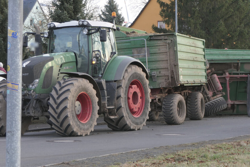 Abbiege-Fail im Landkreis Leipzig: Traktor-Anhänger kippt um