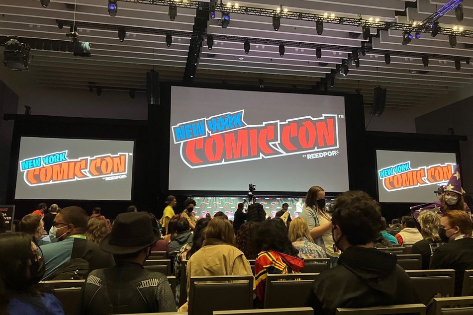 A large crowd gathers to hear Oscar Issac speak at the 2022 New York Comic-Con.