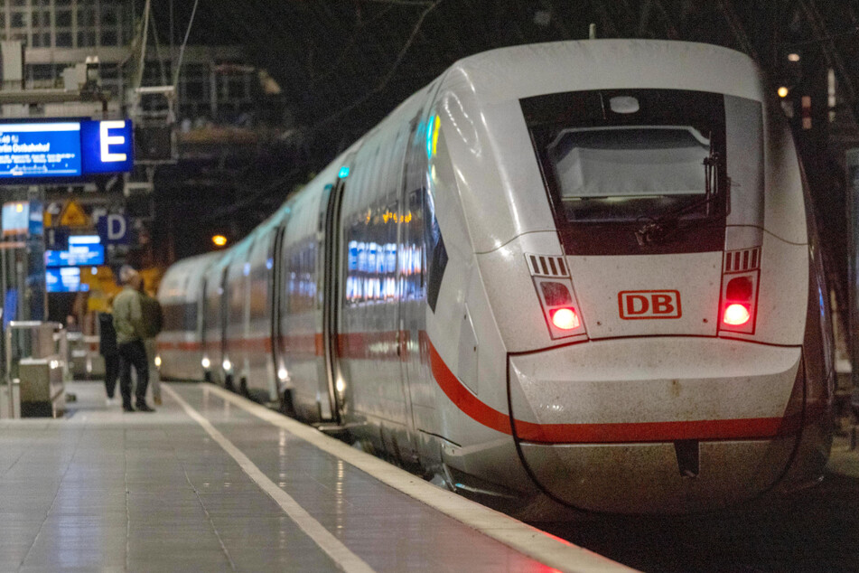 Aufgrund der Bauarbeiten entfällt für viele ICE vorübergehend der Halt am Kölner Hauptbahnhof.