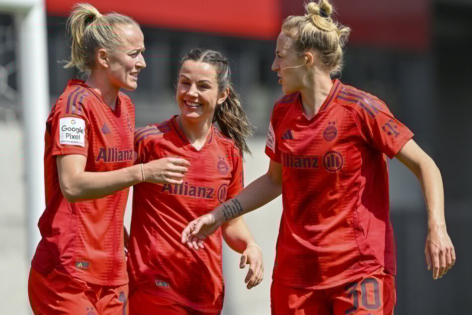 Seit 2023 spielt die Norwegerin Hansen (M.) beim FC Bayern.