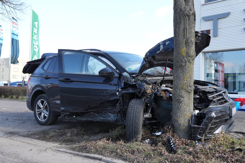 Der VW krachte am Sonntagmittag gegen einen Baum.