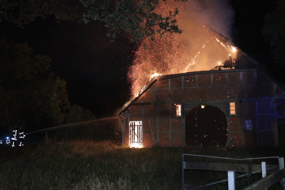 Rund 70 Einsatzkräfte kämpften gegen die Flammen.