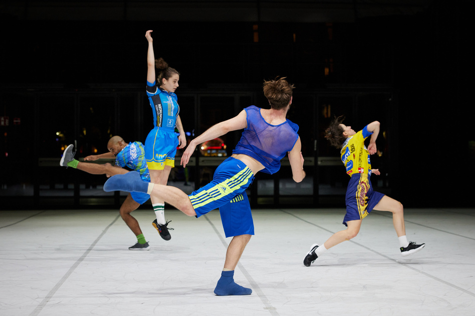 Athletisch-spaßig: Die Dresden Frankfurt Dance Company tanzt "À la Carte" ohne Bühnenbild und wünscht "Bon Appétit".