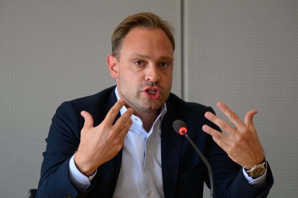 Sachsens CDU-Generalsekretär Alexander Dierks (36) hat Sondierungsgespräche angekündigt.