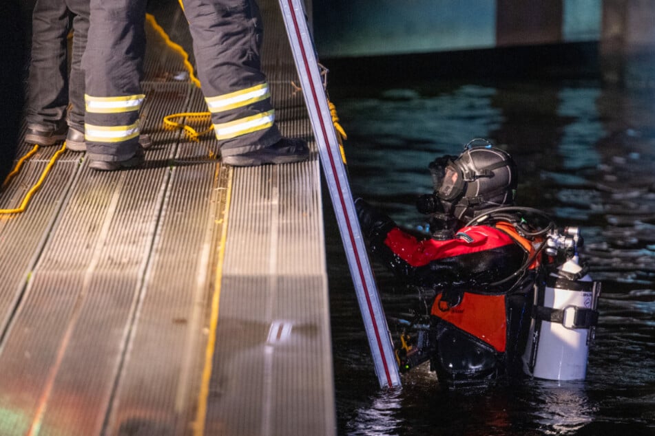 Am Montagabend haben Taucher der Feuerwehr in der Hamburger Alster nach einer vermeintlich vermissten Person gesucht.