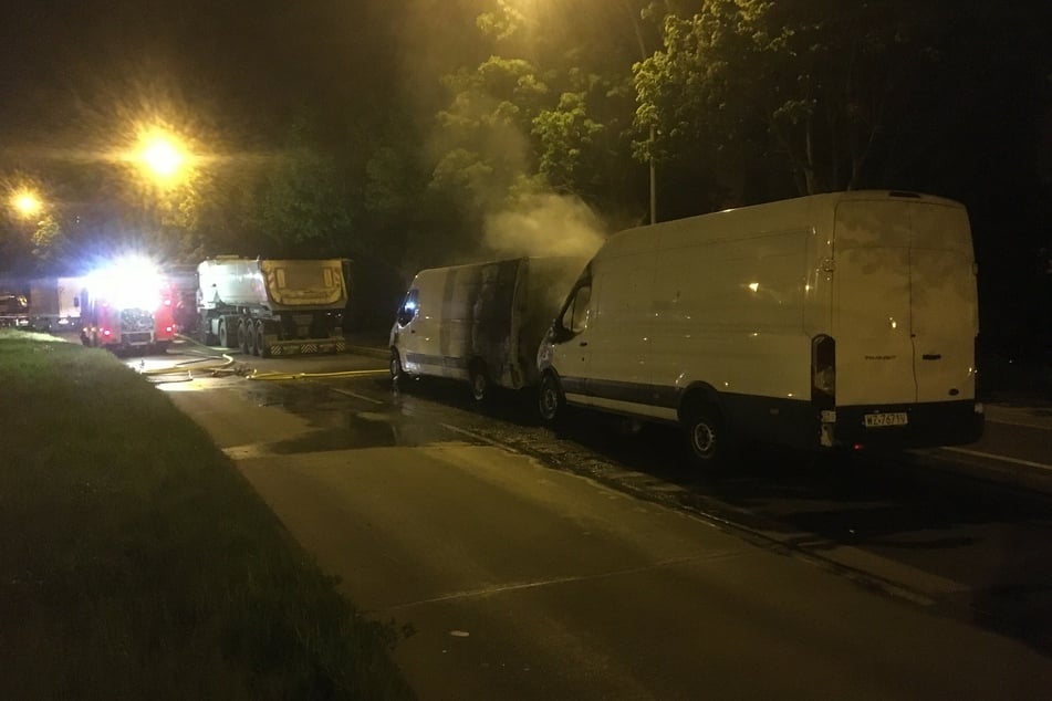 In Berlin-Hellersdorf wurden am Dienstagabend zwei Transporter angezündet.