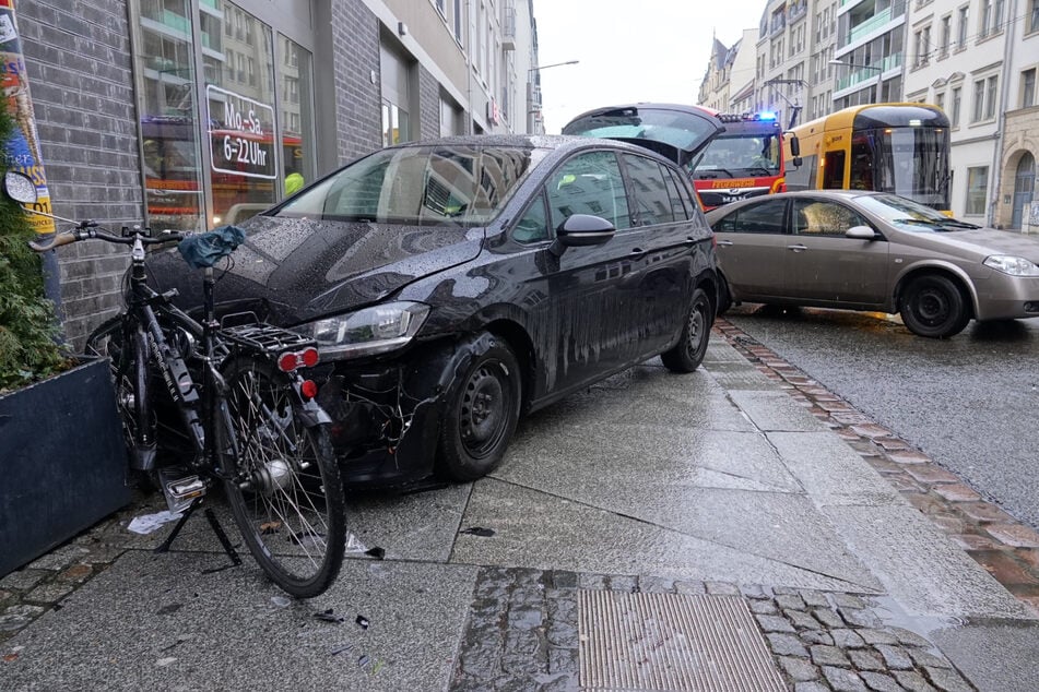 Nach dem Crash bretterte der VW in zwei Fahrräder und einen Lampenmast.