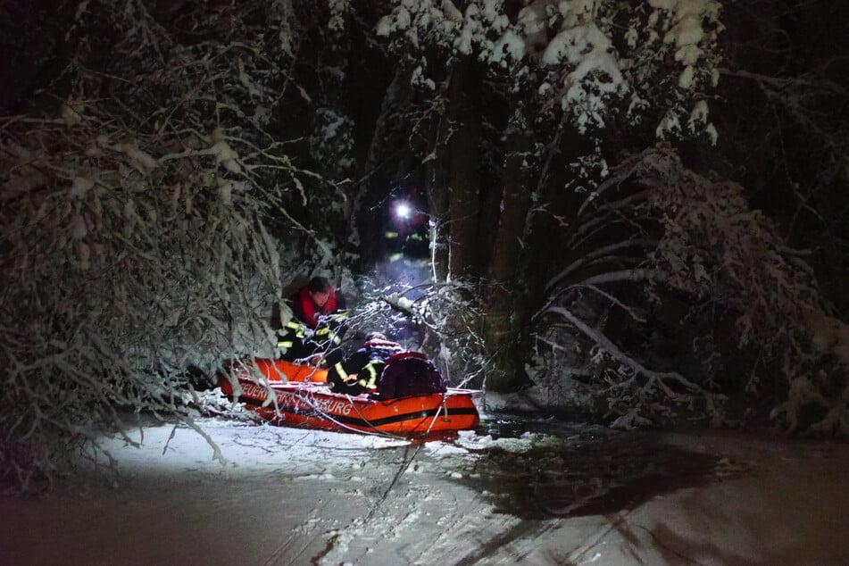 Lucie rettete sich völlig verängstigt auf eine Insel.