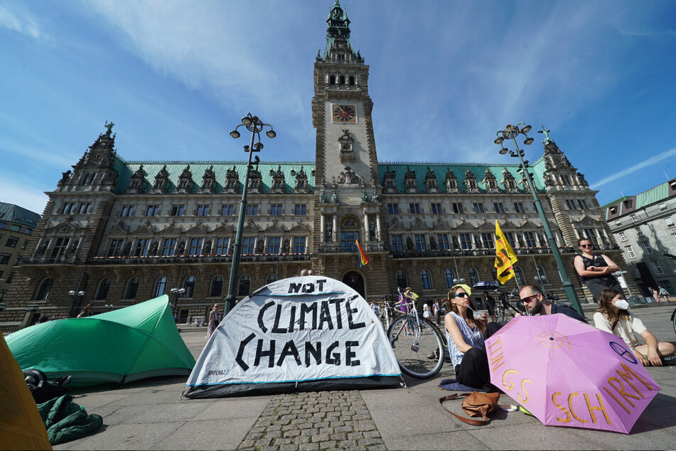 Bereits am Mittwoch protestierten rund 50 Menschen für das Klimacamp auf dem Hamburger Rathausmarkt.