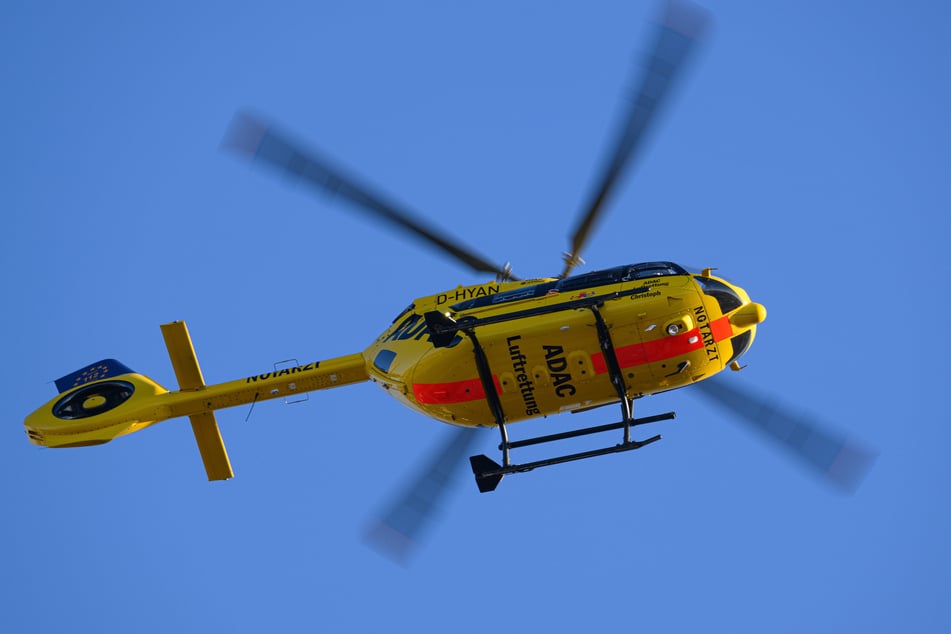 Eine 20-Jährige und ihr fünfjähriges Kind mussten mit einem Hubschrauber in eine Uniklinik geflogen werden. (Symbolbild)