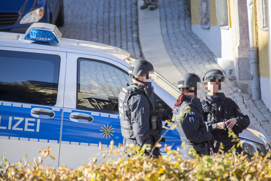 Im Erzgebirge, Chemnitz und Freiberg durchsuchte die Polizei mehrere Wohnungen. Es ging um Kinderpornos, die die Beschuldigten im Darknet heruntergeladen hatten (Symbolbild).