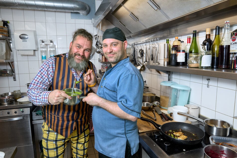 Vor einem halben Jahr: der noch füllige Frank Ollhoff (47) und sein Koch Andre Fröbel (r.).