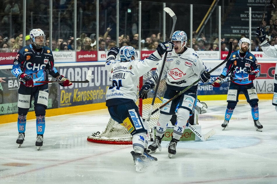 Bruno Riedl (M.) stieß mit seinem Treffer zum 1:0 in Ravensburg das Tor zur DEL ganz weit auf.