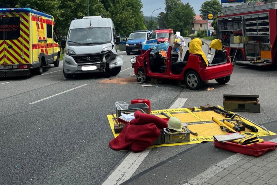 Zur schonenden Personenrettung musste das Dach vom Kia entfernt werden.