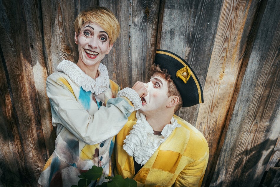 In der Serkowitzer Volksoper spielt Yonah Raupers (r.) in "Böser Clown" mit. Die Titelrolle singt Altistin Julia Böhme (40).