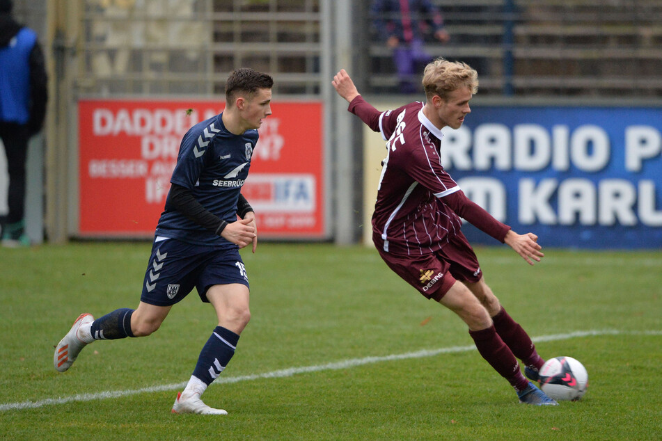 Lucas Brumme (r.) vor dem Ex-Babelsberger André Marenin am Ball.