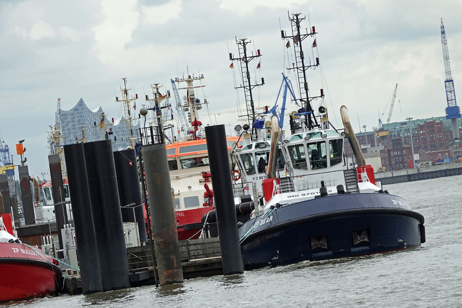 Schlepperboote liegen in der Nähe des Museumshafens Övelgönne an.