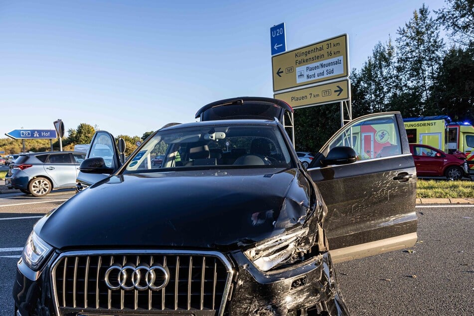 Bei dem Unfall entstand an beiden Fahrzeugen ein Schaden von insgesamt rund 26.000 Euro.