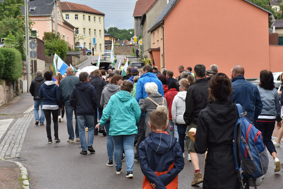 Im vergangenen Monat demonstrierten rund Hundert Teilnehmer gegen die geplante Unterkunft. Darunter auch die als rechtsextrem eingestuften "Freien Sachsen".