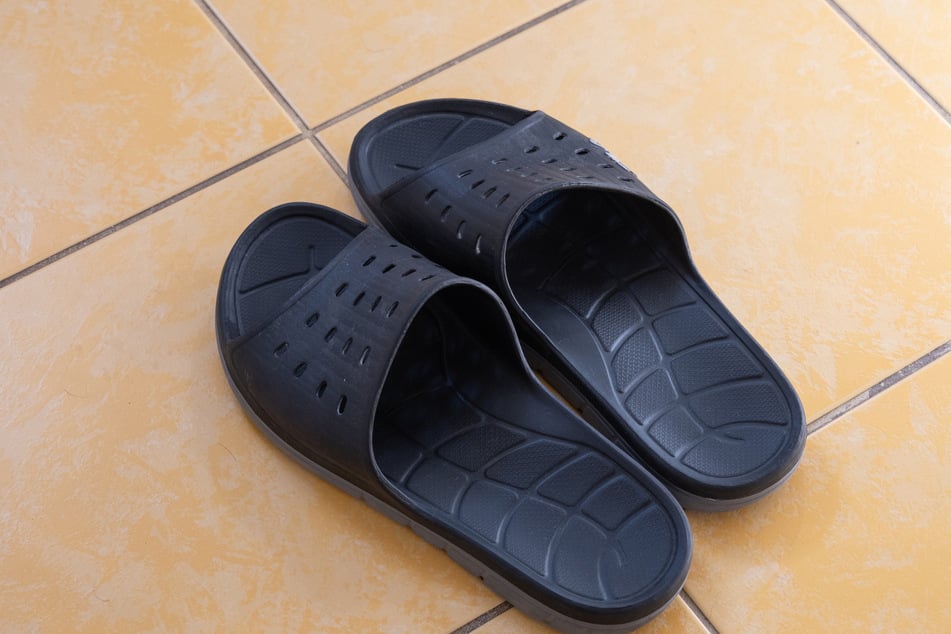 Laszlos Freunde, eine 26-jährige Deutsche und ein 33-jähriger Österreicher, wurden wegen des Diebstahls der Badeschuhe festgenommen. (Symbolbild)