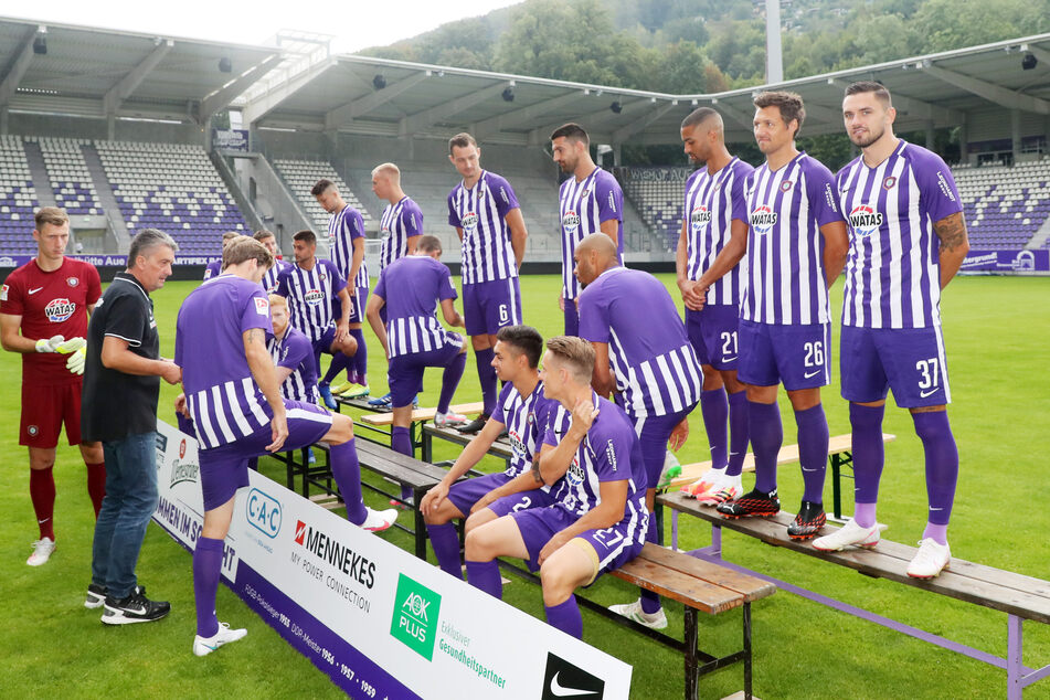Beim offiziellen Fototermin präsentierten die Veilchen das neue Heimtrikot.