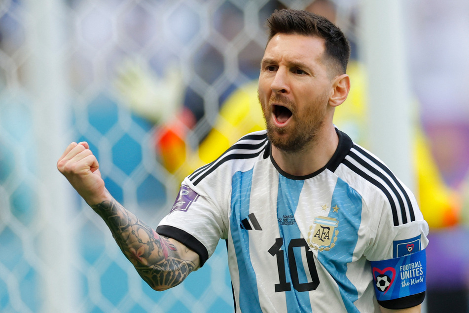 Lionel Messi bringt Argentinien per Elfmeter in Front.