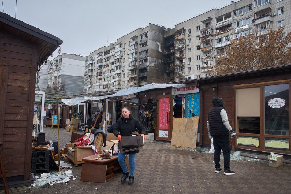 Aufräumarbeiten, nachdem Russland in der Nacht ein Wohnviertel in Wyschgorod mit Raketen angegriffen hat.