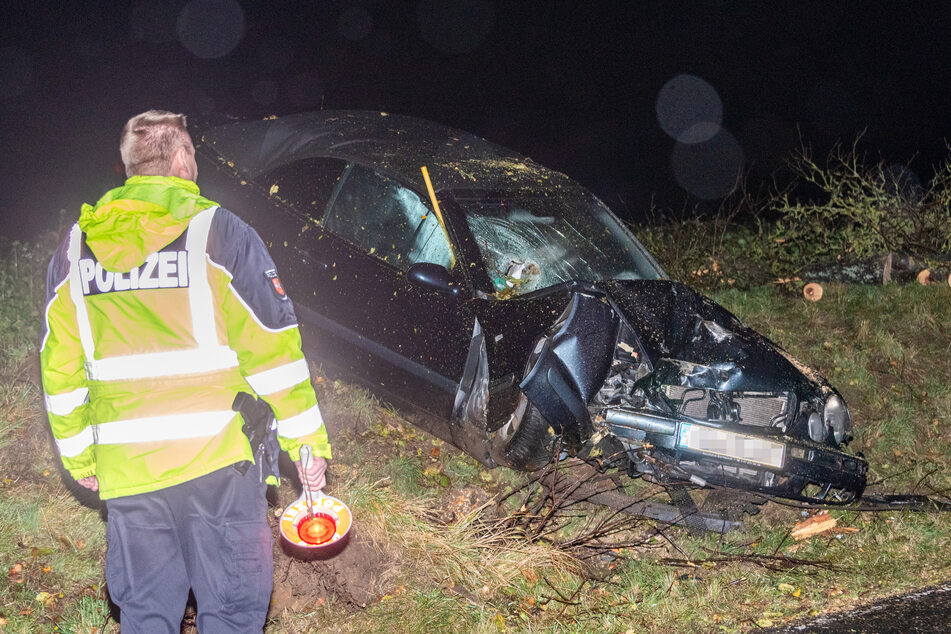 Ein Polizist steht am Unfallort.