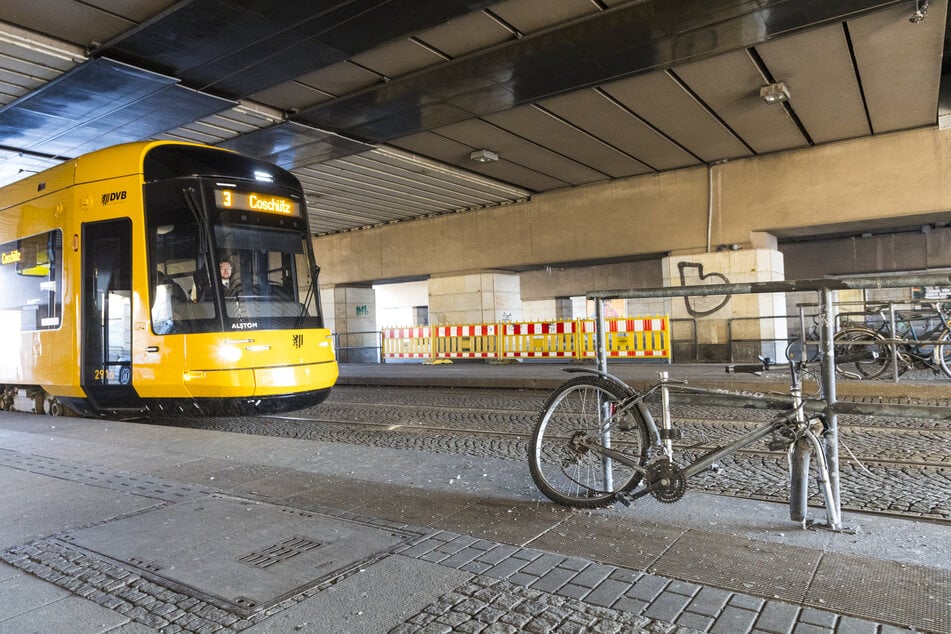 Noch immer verschandeln Fahrradleichen das Areal.