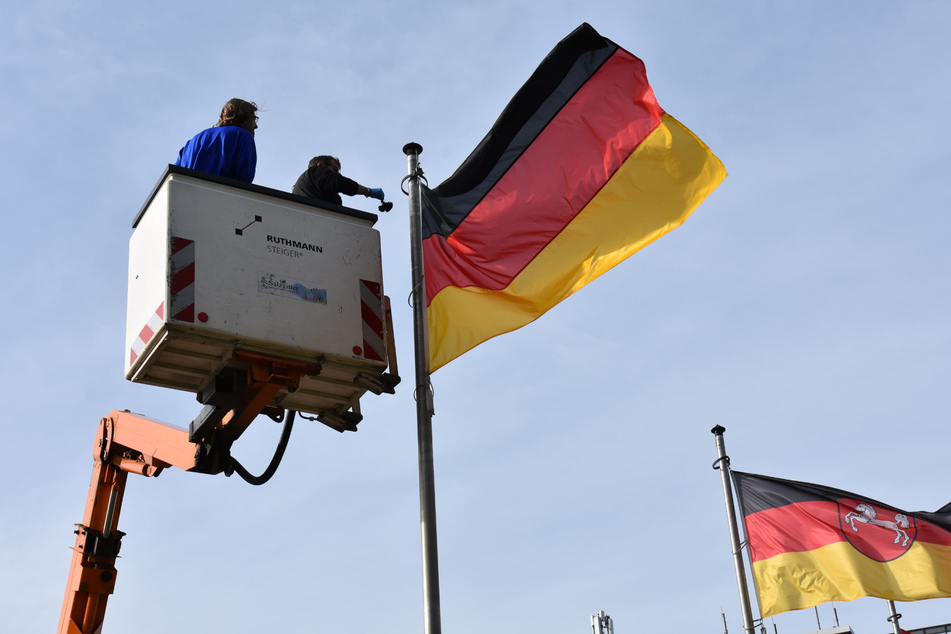 Auf dem Rathausvorplatz Salzgitter wehte neben der Flagge Niedersachsens und Deutschlands auch die israelische.