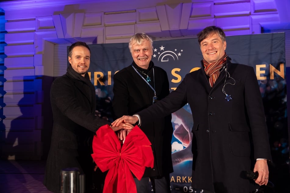 Moritz Schwenkow (v.l.n.r.), Karsten Schütze (57) und Heiko Rosenthal (50, Bürgermeister für Umwelt, Ordnung und Sport der Stadt Leipzig) eröffneten feierlich den Christmas Garden in Markkleeberg.