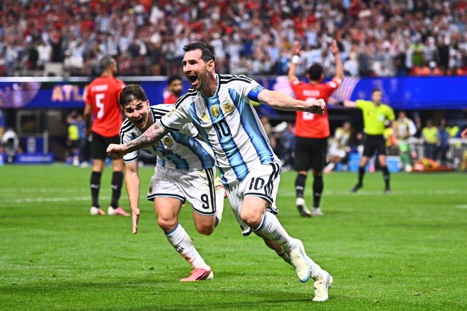 Argentiniens Lionel Messi (39) bejubelt seinen zwischenzeitlichen 2:2-Ausgleichstreffer.