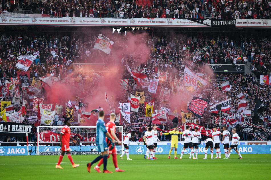 Zum ersten Mal seit Pandemie-Beginn waren die Ultras des VfB wieder im Stadion und fackelten Pyro-Technik ab.