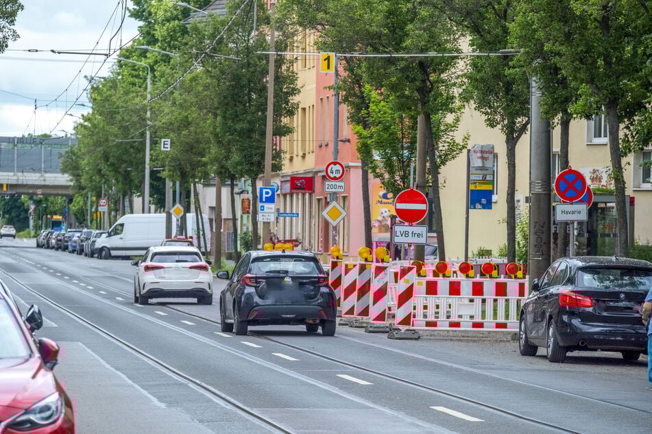Eigentlich gibt es nach der Havarie hier ein Durchfahrtsverbot. Doch offensichtlich interessiert das nicht so viele Autofahrer.