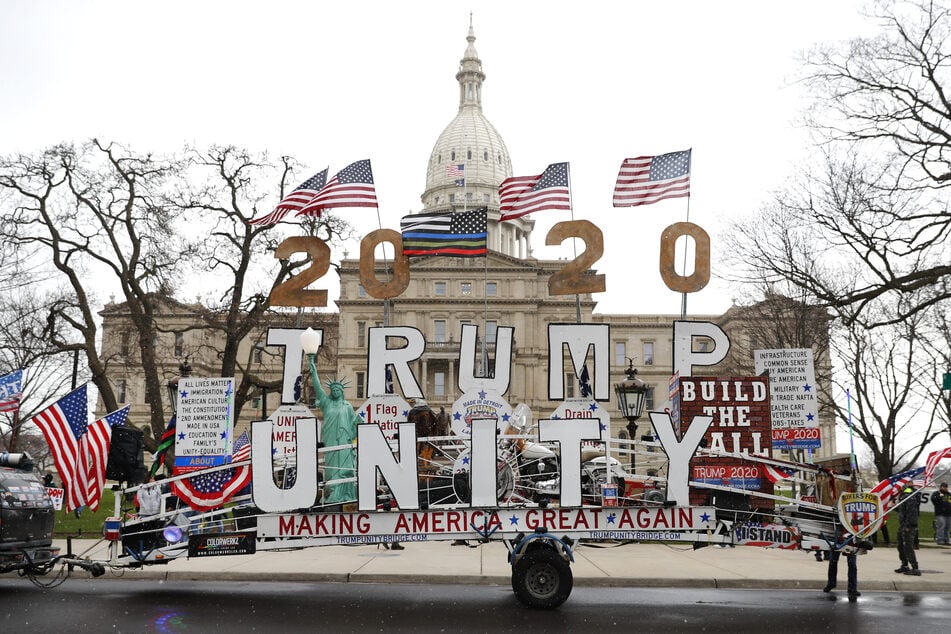 Zahlreiche Menschen protestierten vor dem Kapitol in Michigan gegen die Anweisungen von der Gouverneurin Gretchen Whitmer.