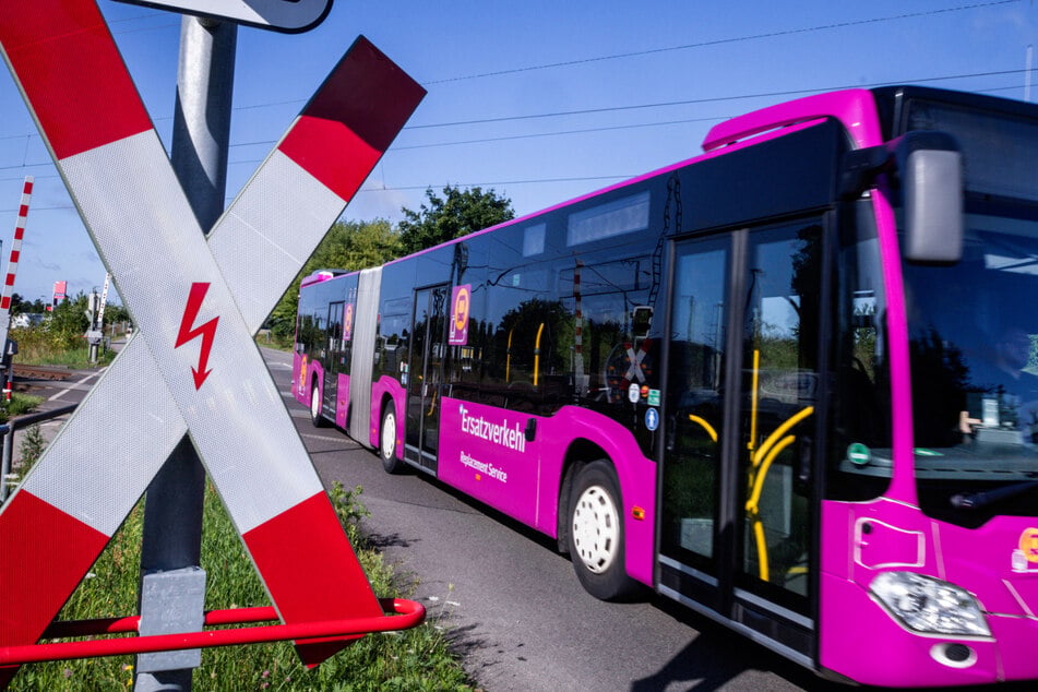 Mancherorts müssen Fahrgäste vom Zug in den Bus umsteigen. (Symbolbild)
