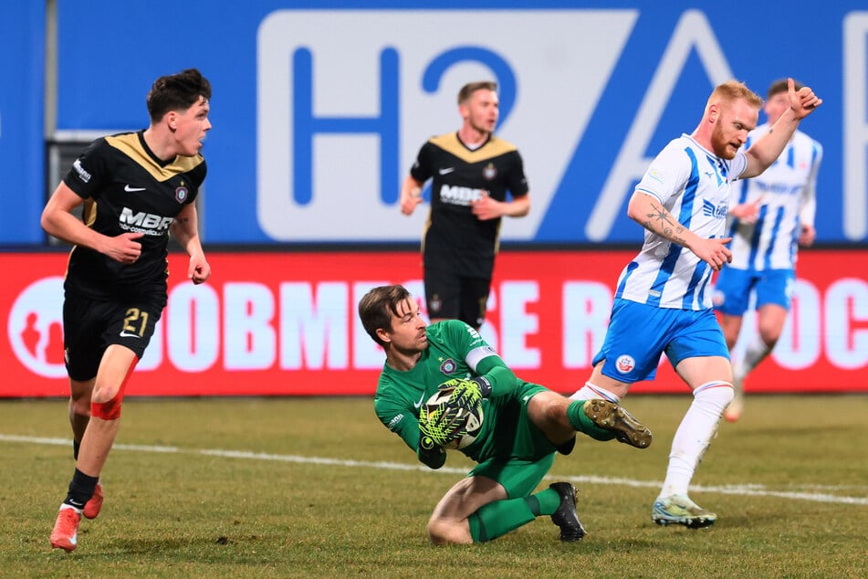 FCE-Keeper Martin Männel (2.v.l.) beim Spiel in Rostock. Gegen Mannheim am Sonntag will er fest zu packen.