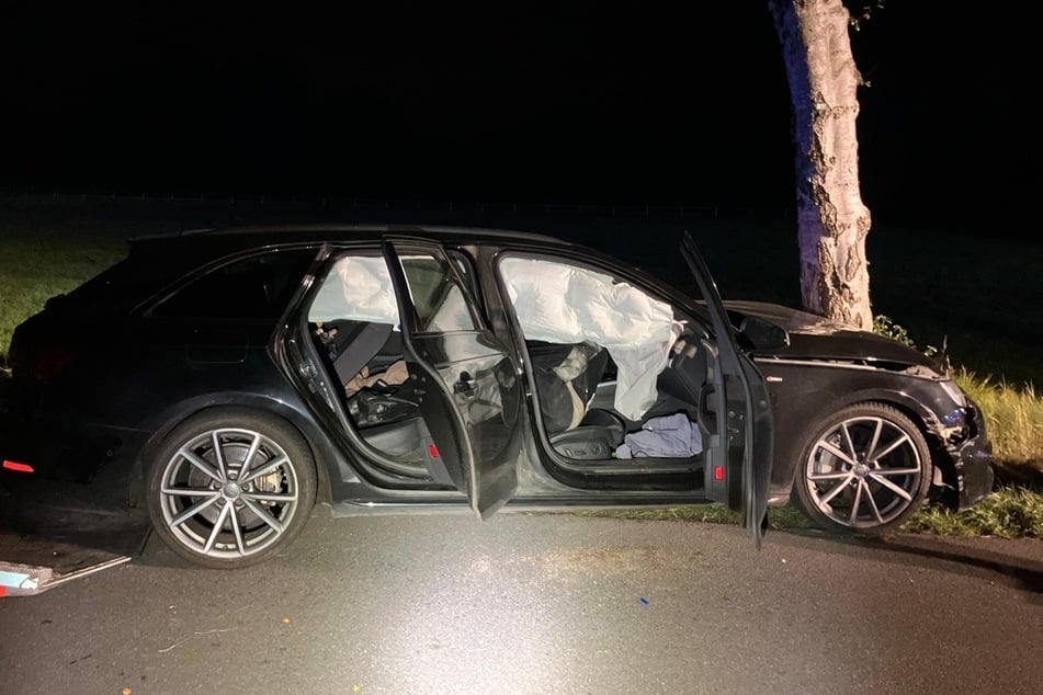 In der Nacht zu Samstag krachte ein Audi auf einer Kreisstraße in Niedersachsen gegen einen Baum.