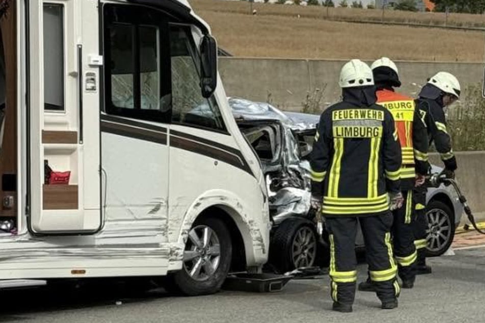 Unfall A3: Wohnmobil kracht in VW Polo auf Standstreifen: Eine junge Frau stirbt, eine weitere wird schwer verletzt