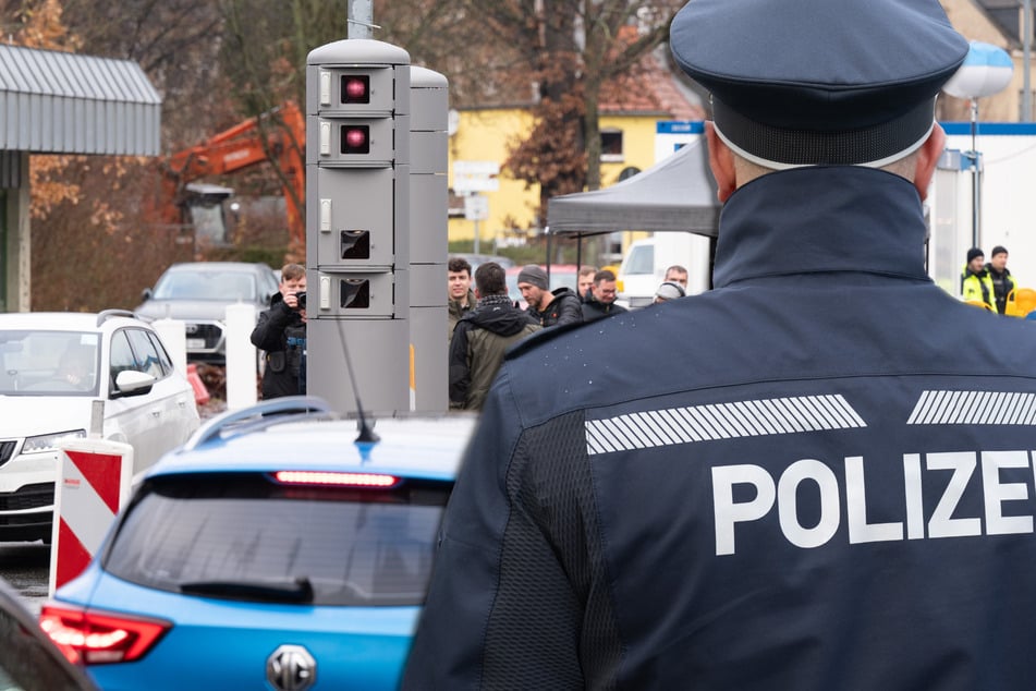 Autofahrer flüchtet an der Grenze vor Polizei und schläft bei Kontrolle ein